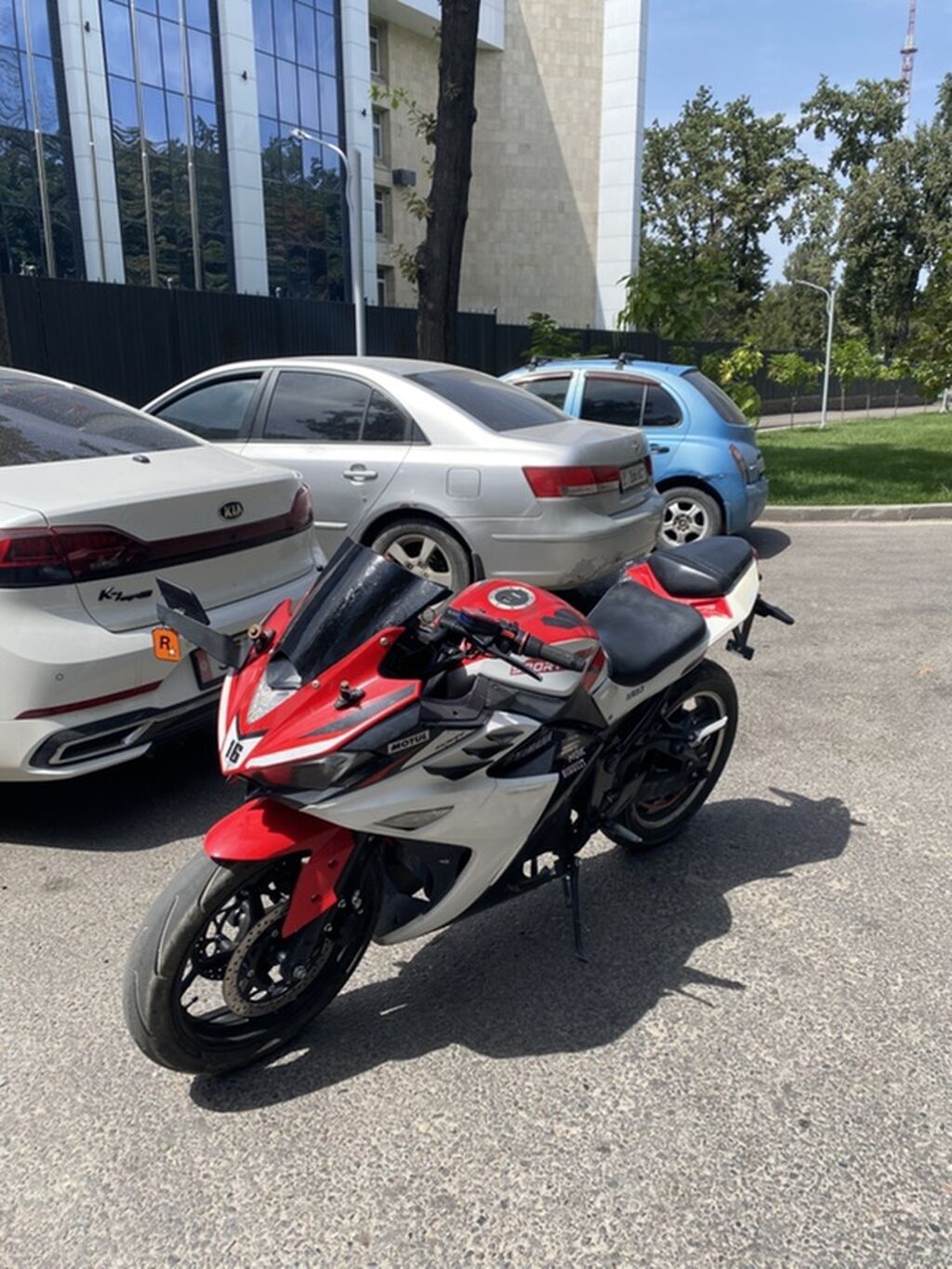 Спортивный мотоцикл Yamaha ЭЛЕКТРО в ярком красно-бело-черном: фото 2