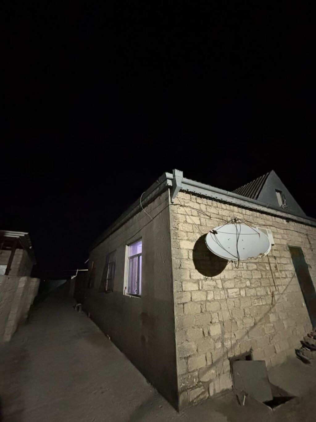 Satılır: Həyət evi - Tikinti: daş divarlar, metal dam örtüyü, mansard