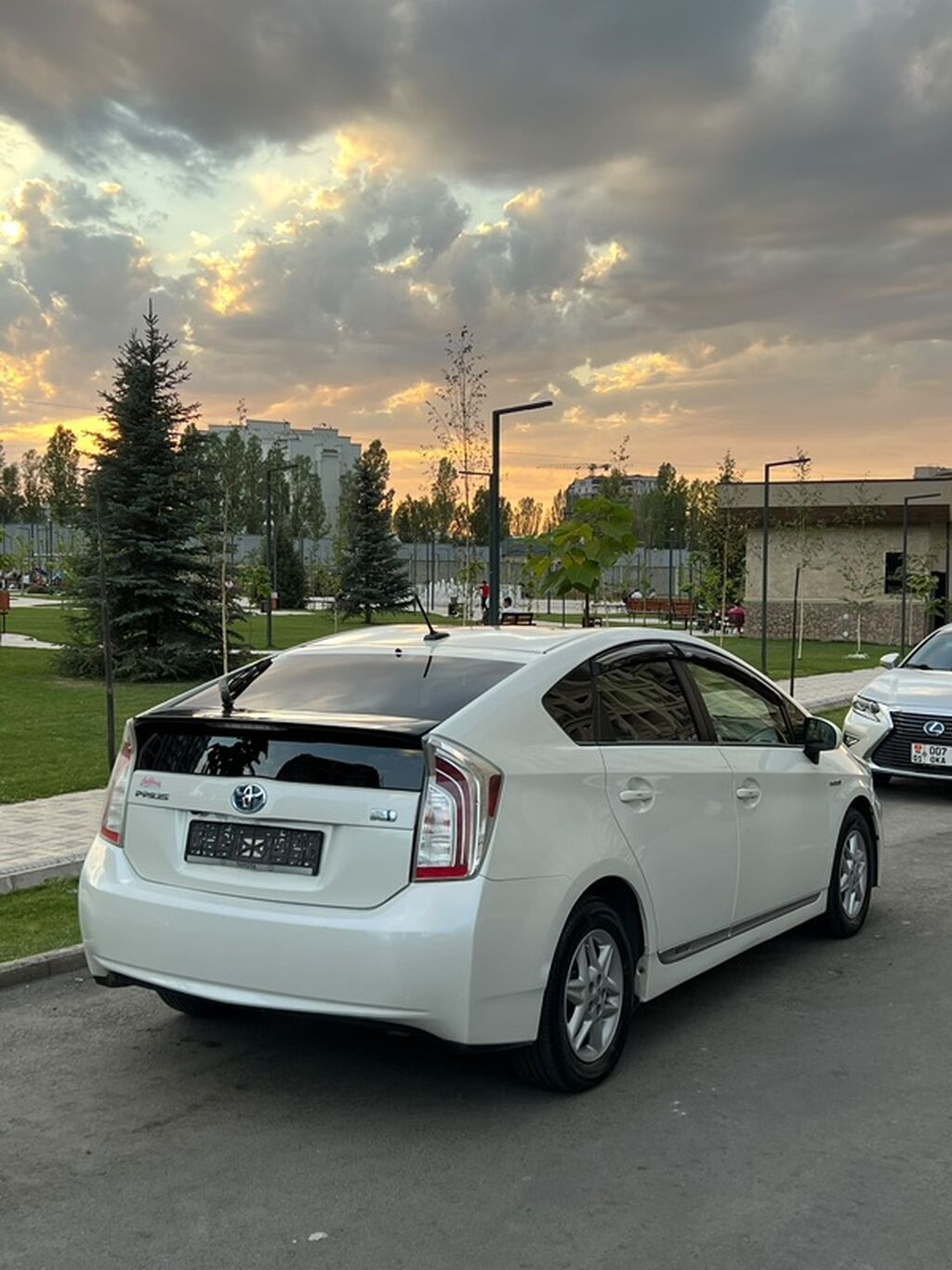 Toyota Prius: 2015 г., 1.8 л, Автомат, Гибрид, Хэтчбэк: фото 3