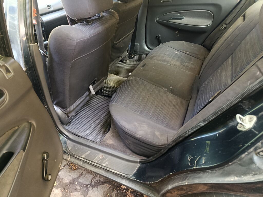 Mazda 323, седан, приблизительно конец 1990‑х – начало 2000‑х годов: фото 4