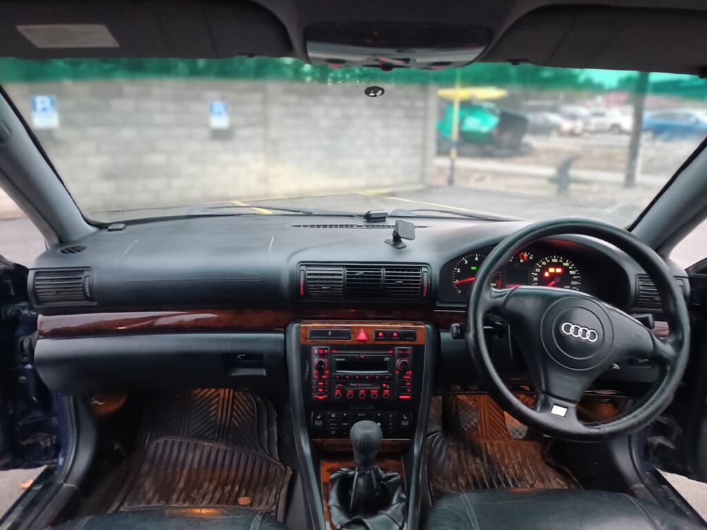Audi A4: 2000 г., 1.8 л, Механика, Бензин, Седан: фото 1