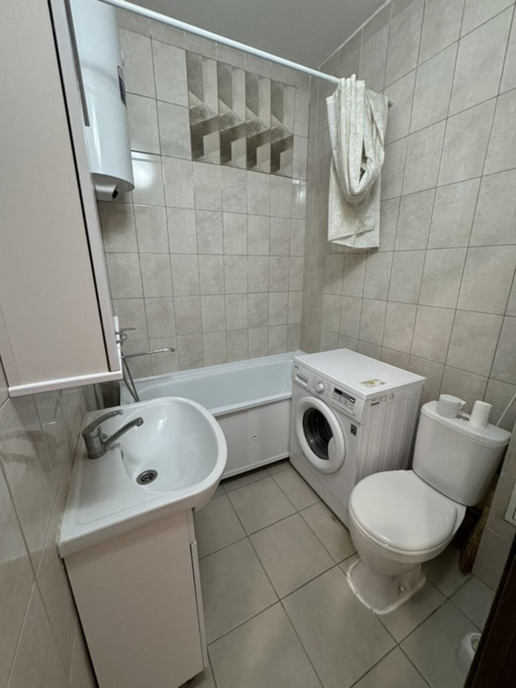 1 комната, 43 м², 12 мкр 106 серия улучшенная, 8 этаж, Евроремонт: фото 6
