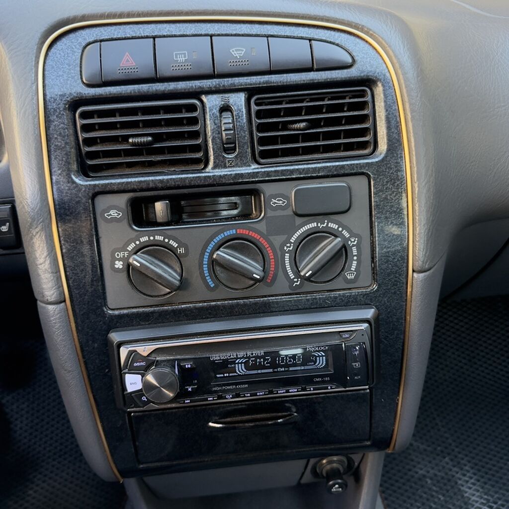 Toyota Avensis: 2000 г., 2 л, Механика, Бензин, Седан: фото 8