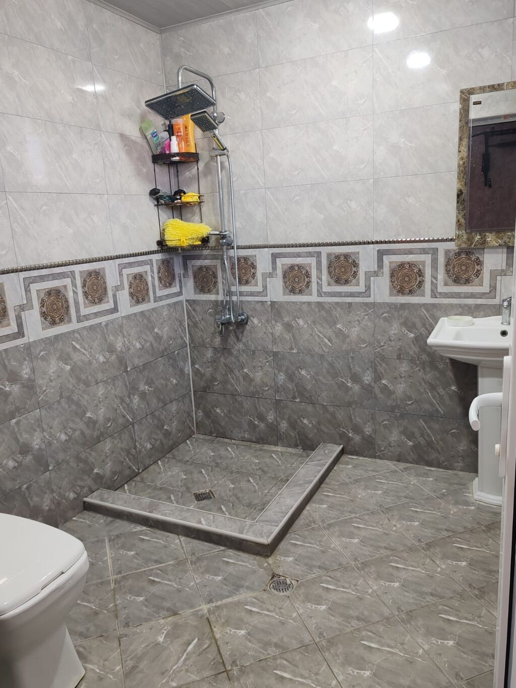 Ev Vişnyofkada yerləşir, 4 otaqlı, tam təmirli. 13x11-ə dir. 143kv m