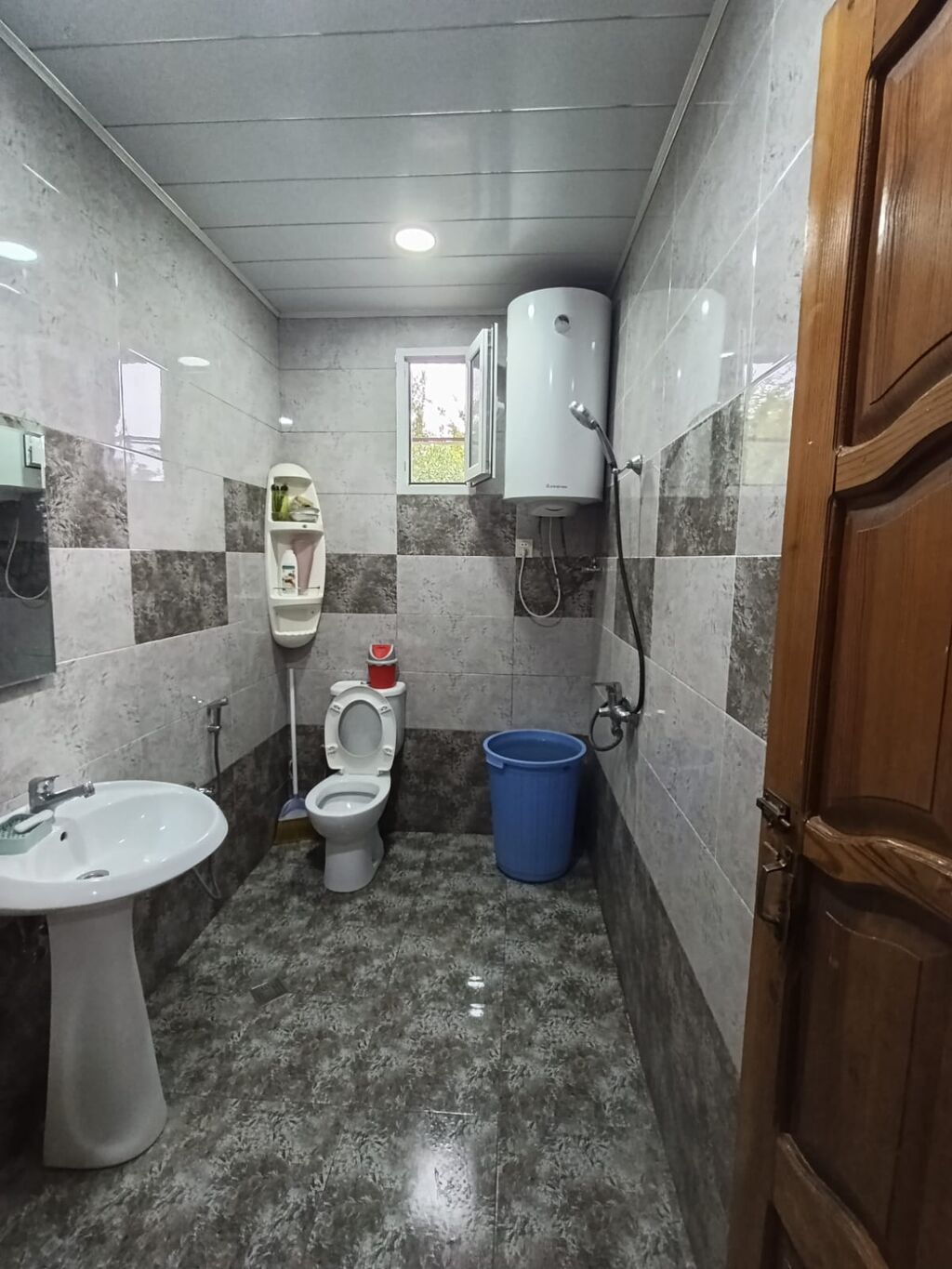 Salam hər kəsə. torpaq sahəsi 3 sot. ev sarayın mərkəzində yerləşir 1