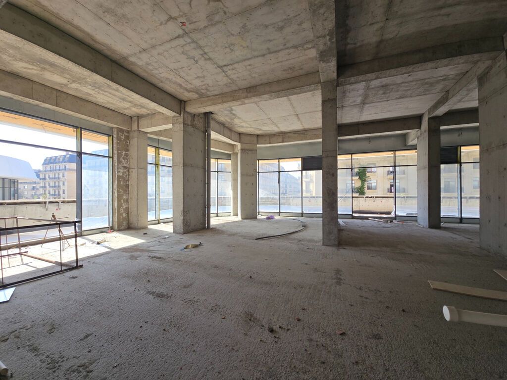 Ağ şəhərin mərkəzində, premium kompleksin birinci xəttində əsas yola