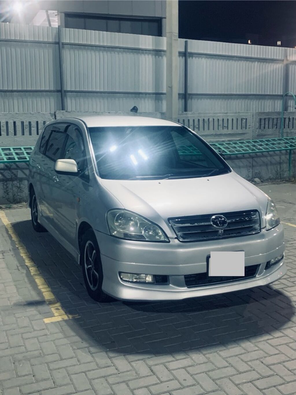 Toyota Avensis Verso: 2003 г., 2.4 л, Автомат, Газ, Минивэн — фото 4