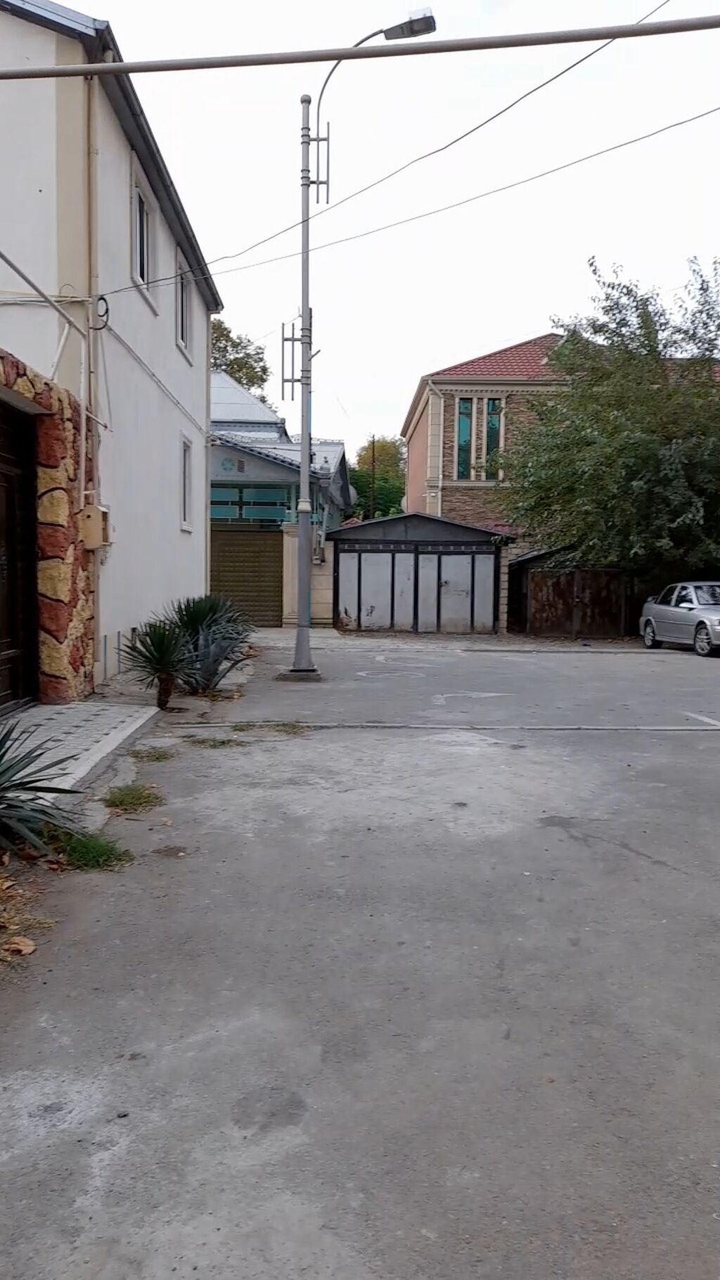 MİNGƏÇEVİRDƏ EMBAVOD MEBELİN YANINDA Kirayə üçün həyət evi var