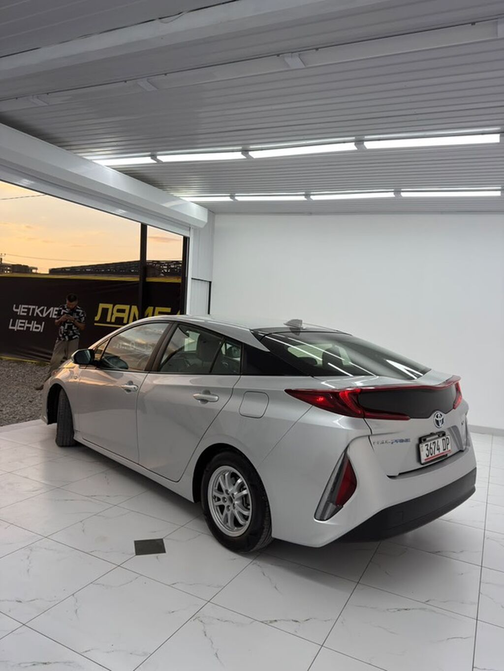 Toyota Prius: 2020 г., 1.8 л, Вариатор, Гибрид, Хэтчбэк: фото 3