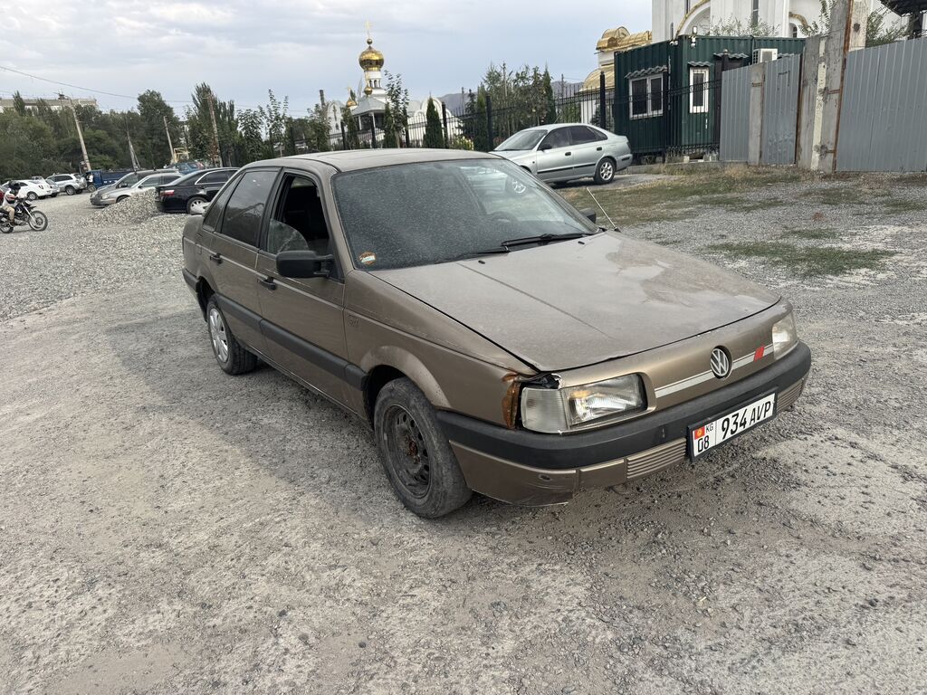 Volkswagen Passat: 1990 г., 1.8 л, Механика, Бензин, Седан: фото 3