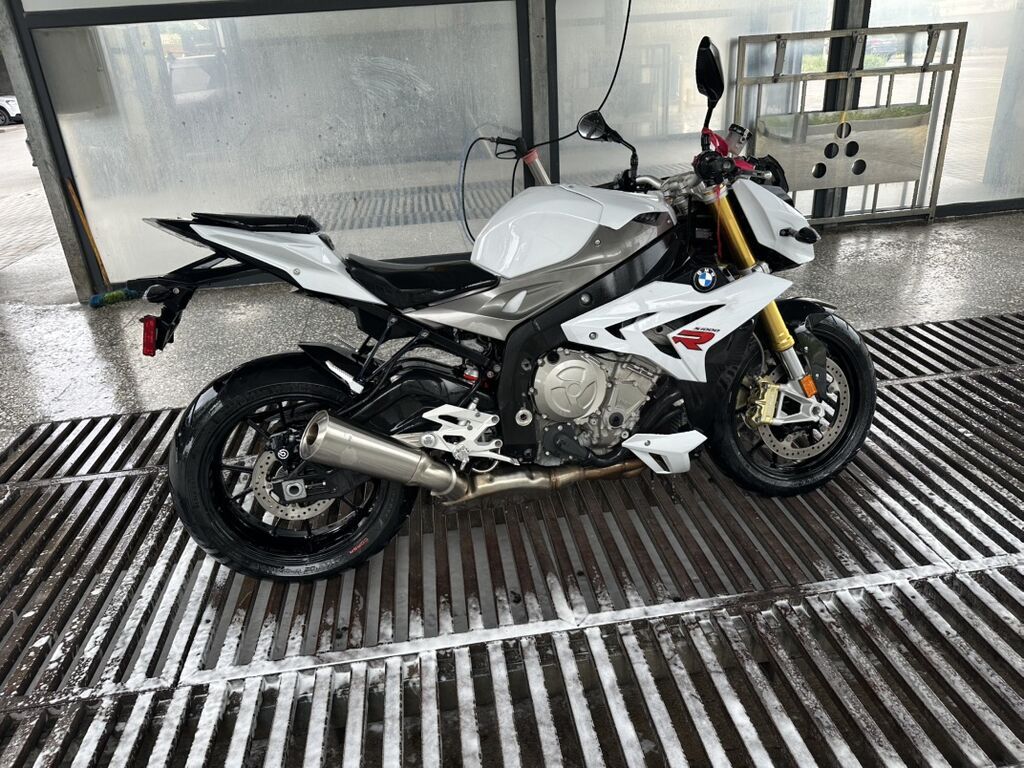 BMW S1000R — мощный дорожный нейкед с характером спортбайка. Основные: фото 2