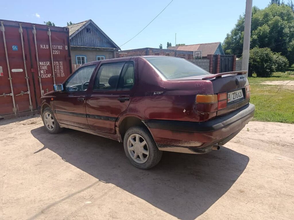 Volkswagen Vento: 1993 г., 2 л, Механика, Бензин, Седан: фото 4