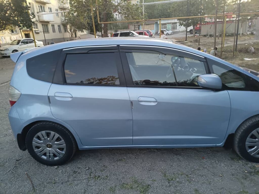 Honda Fit: 2009 г., 1.4 л, Вариатор, Бензин, Хэтчбэк: фото 3