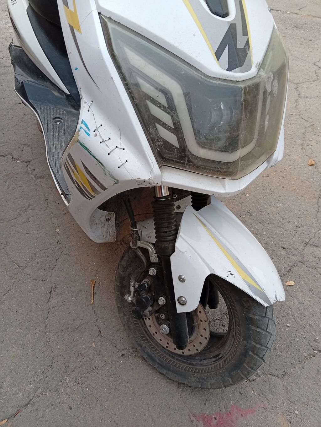 Скутер MORUN RC (белый с жёлто‑серой графикой) - Кузов: пластик с: фото 5