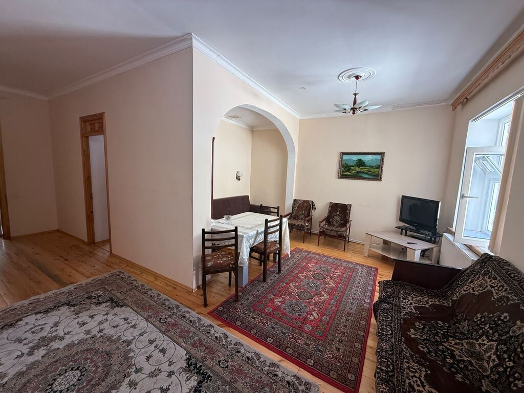 Həyət evi geniş örtülü eyvanı və səliqəli planlanması ilə təqdim