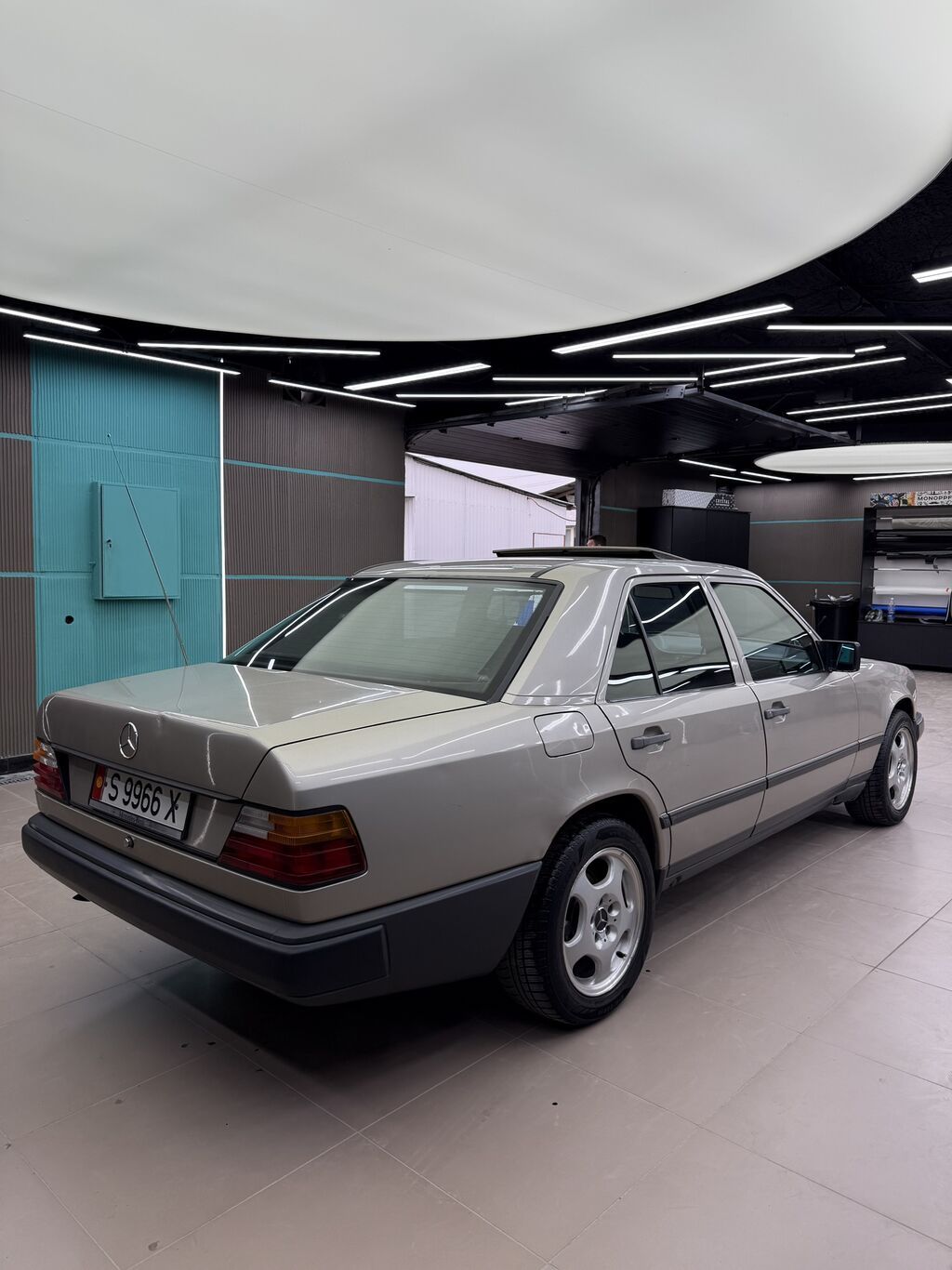 Mercedes-Benz W124: 1988 г., 2.3 л, Механика, Бензин, Седан: фото 4