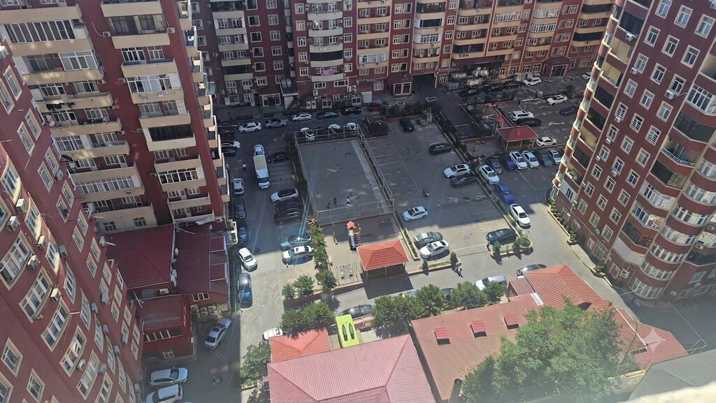 Şəhərin ən prestijli küçələrindən olan Cəfər Xəndan yerləşir ( Modera