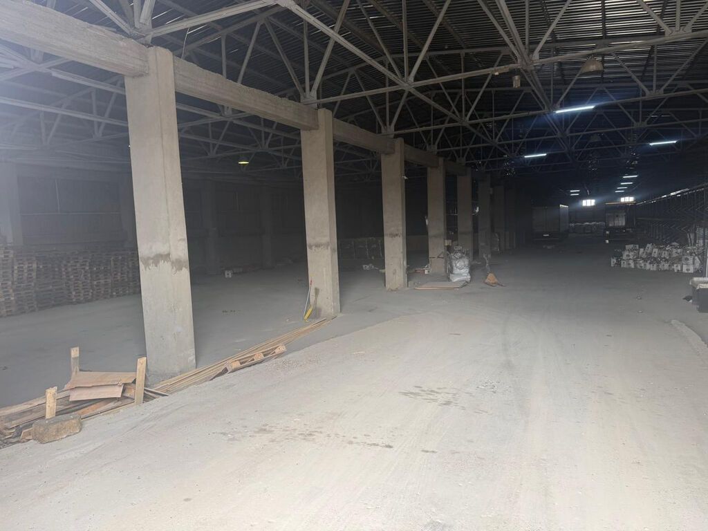 Binəqədi Balaxanı yolunda yerləşən 3000 kv.m anbar kirayə verilir