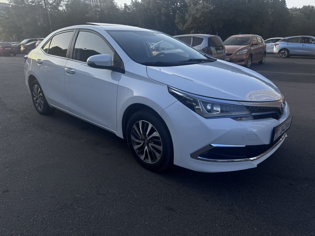 Toyota Corolla: 2019 г., 1.8 л, Вариатор, Гибрид, Седан: фото 2