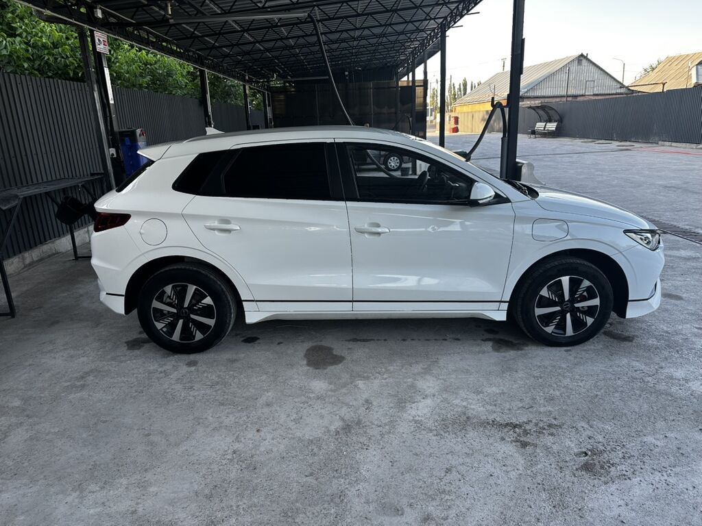 BYD E2: 2024 г., Электромобиль, Хэтчбэк: фото 3