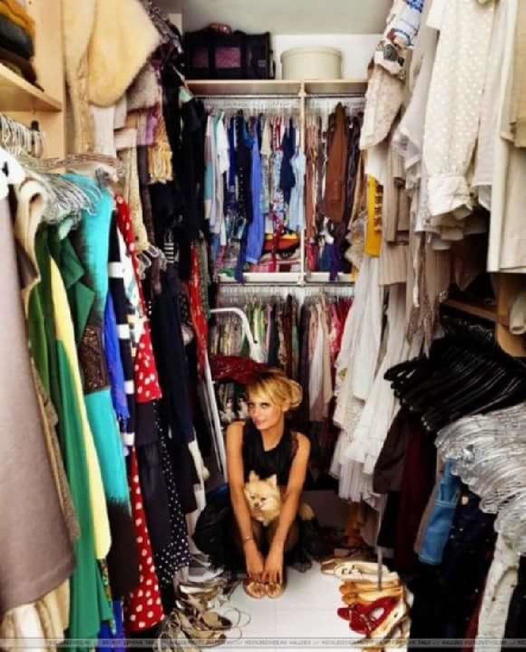 очень много одежды в шкафу