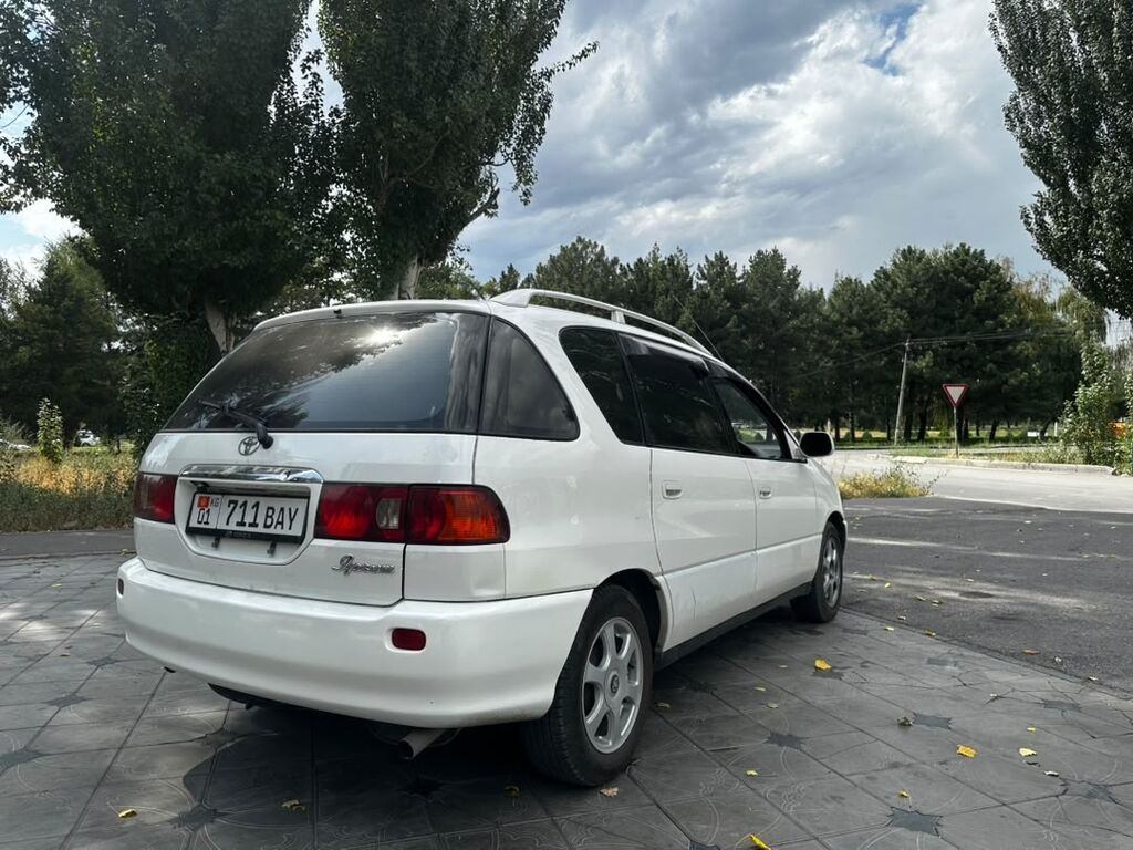 Toyota Ipsum: 2001 г., 2 л, Автомат, Газ, Минивэн: фото 3