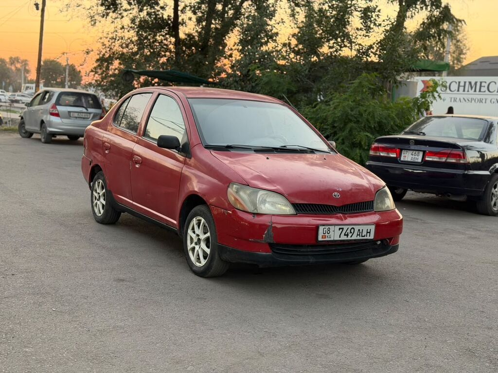 Toyota Echo: 1999 г., 1.5 л, Вариатор, Бензин, Седан: фото 2