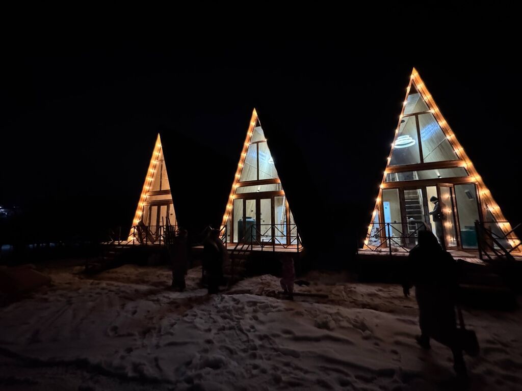 A‑frame домик (треугольный шале) с панорамным остеклением и контурной: фото 4