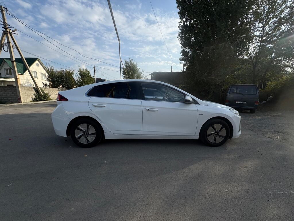 Hyundai Ioniq: 2019 г., 1.6 л, Автомат, Гибрид, Седан: фото 2