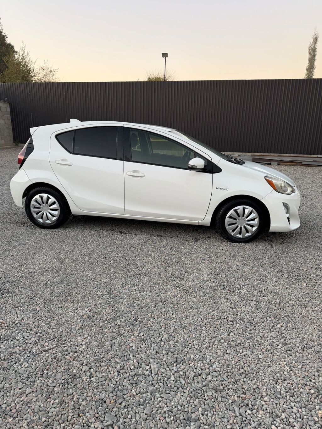 Toyota Prius C: 2016 г., 1.5 л, Гибрид, Хэтчбэк: фото 4