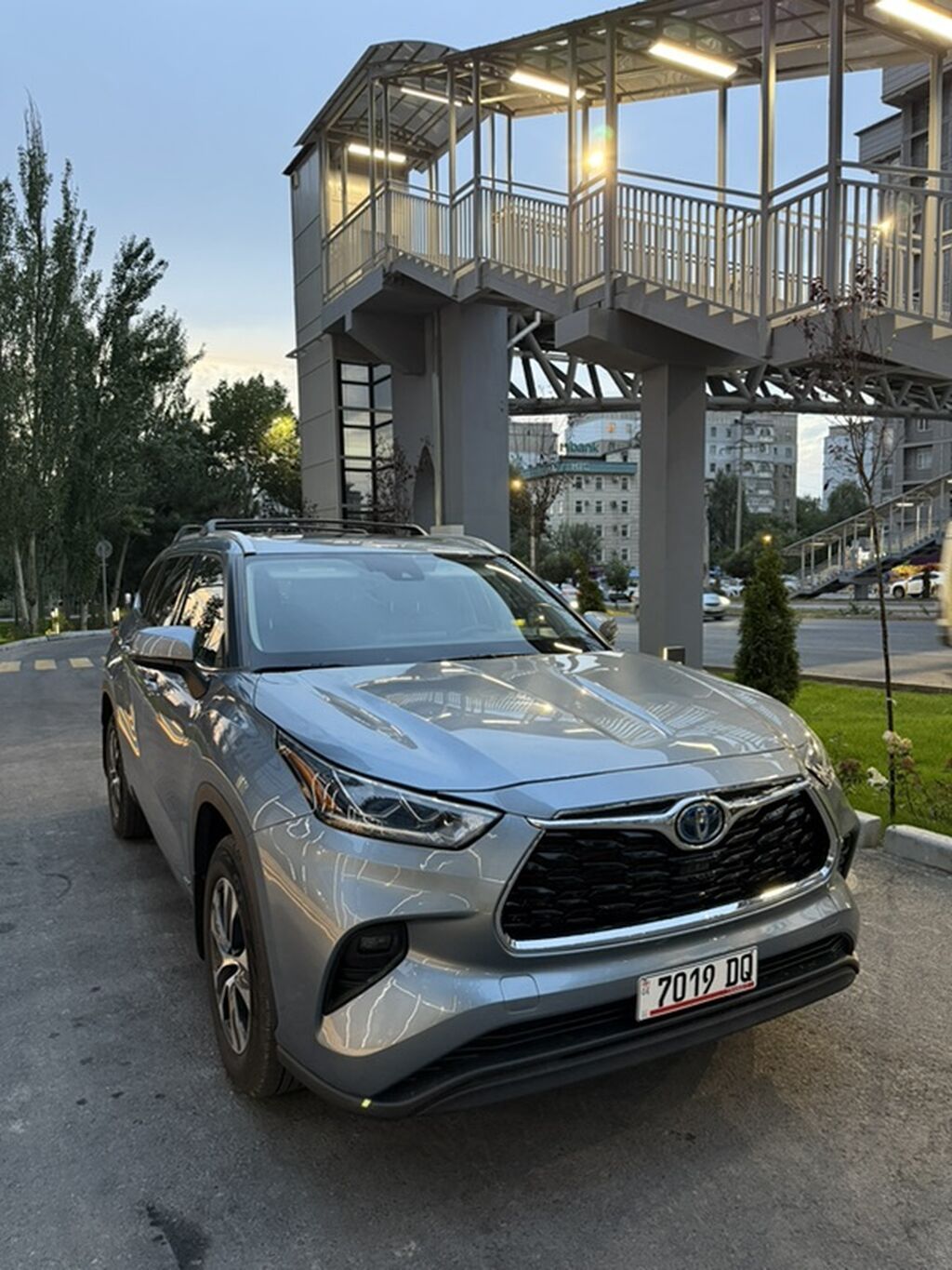 Toyota Highlander: 2022 г., 2.5 л, Автомат, Гибрид, Кроссовер: фото 3