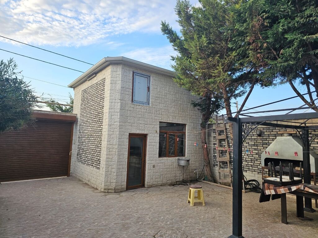 2 mərtəbəli fərdi yaşayış evi - Ümumi: daş divarlı, künc sahəli həyət
