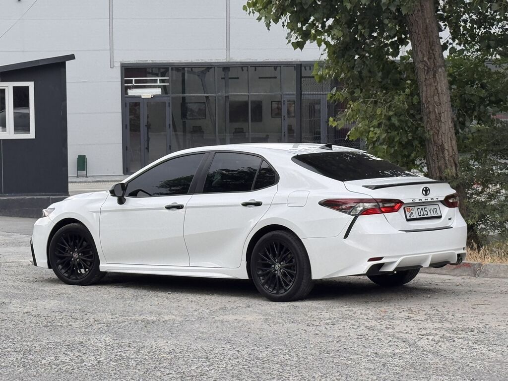 Toyota Camry: 2021 г., 2.5 л, Автомат, Бензин, Седан — фото 3