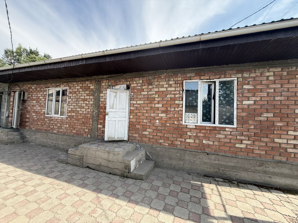 Срочно продаю дом из 5 комнат с участоком 3,77 сотых с квартирным: фото 1