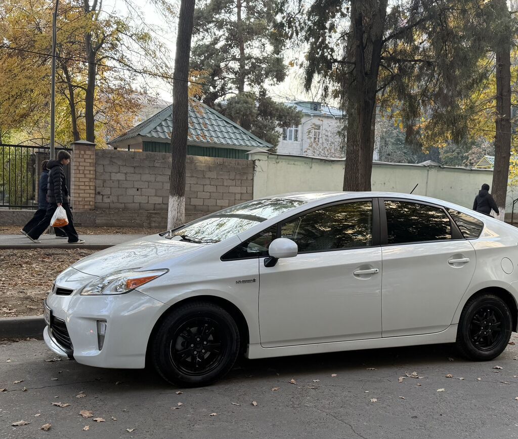 Toyota Prius: 2015 г., 1.8 л, Вариатор, Гибрид, Хэтчбэк: фото 4