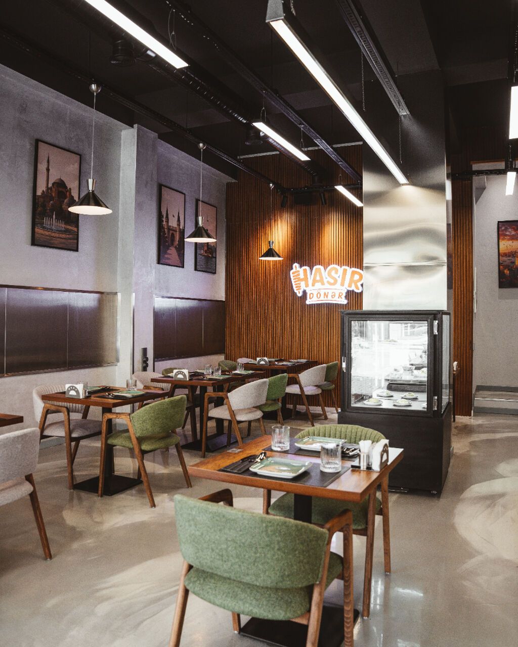 Restoran hazır vəziyyətdədir və fəaliyyət üçün bütün əsas imkanlara