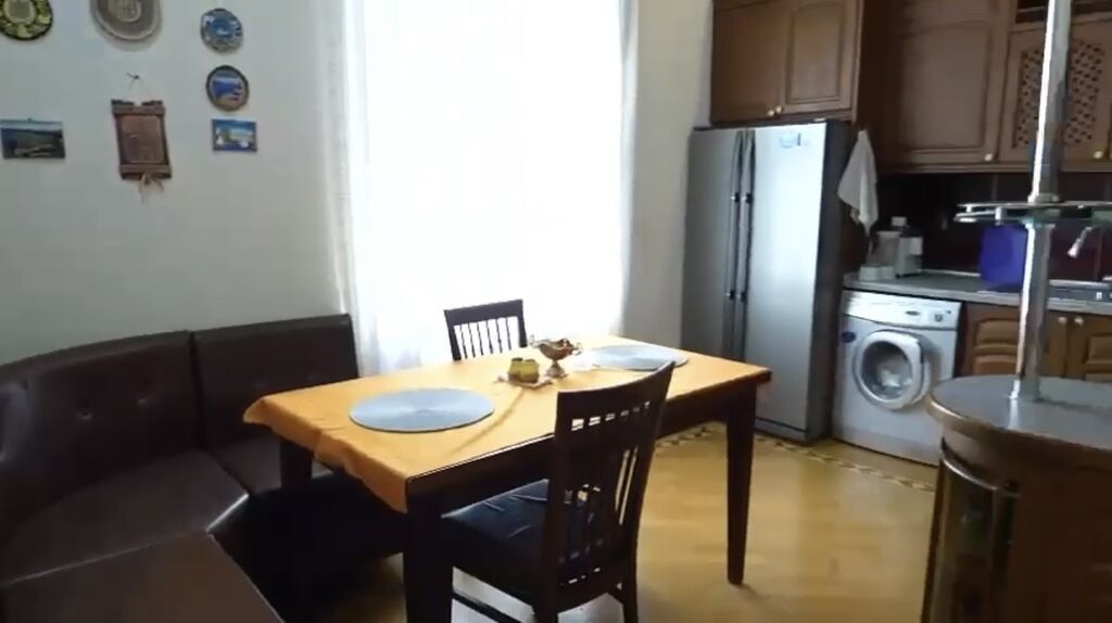 Qaraçuxur qəs. 6 otaqlı, 350 kv. m, Yeni təmirli