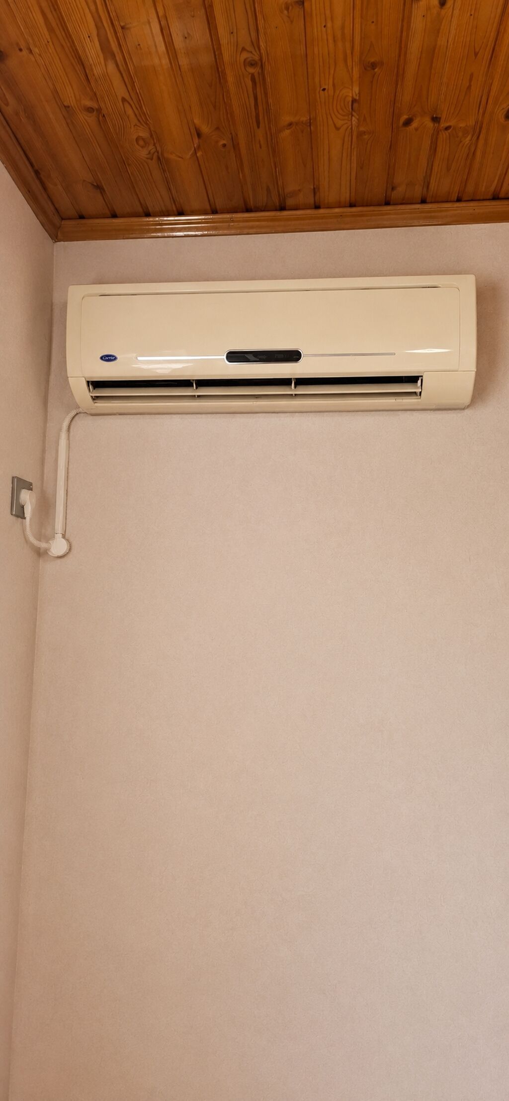 Carrier markalı divar tipli split kondisioner. Açıq krem rəngli
