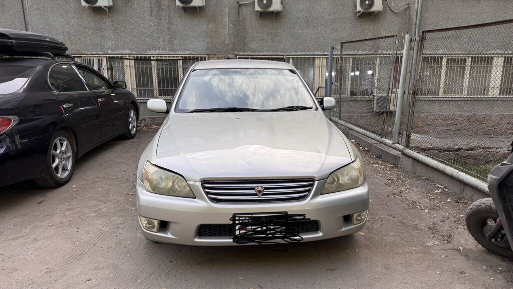 Toyota Altezza: 2002 г., 2 л, Автомат, Бензин, Седан: фото 2