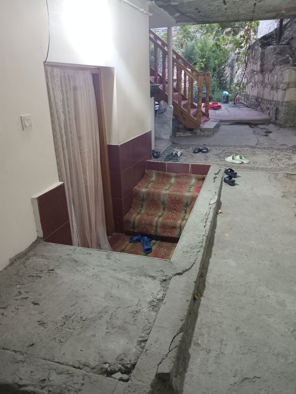 Məhlə evidi iki mərtəbəli 1ci mərtəbəni kiraye verilir, tələbə qızlara