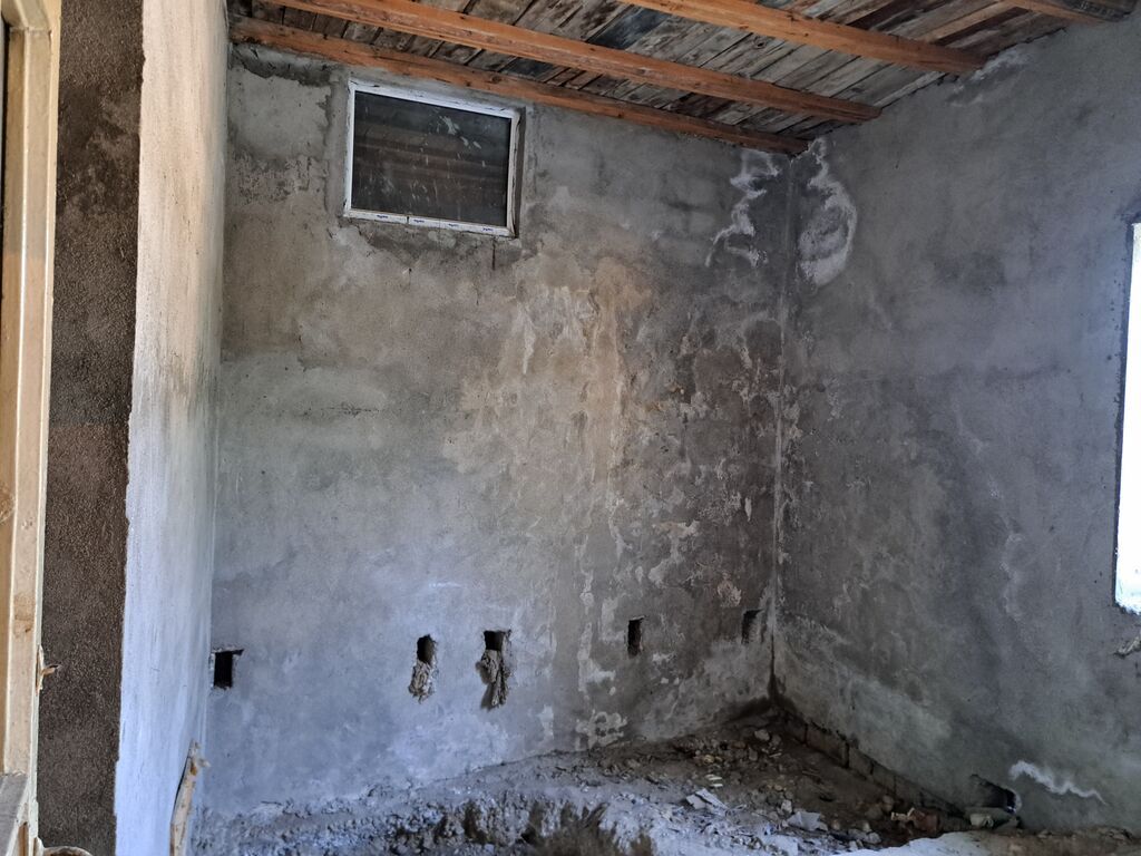 Ev satilir qaz, isiq,su daimidi . 2 mertebeli bina evinin birinci