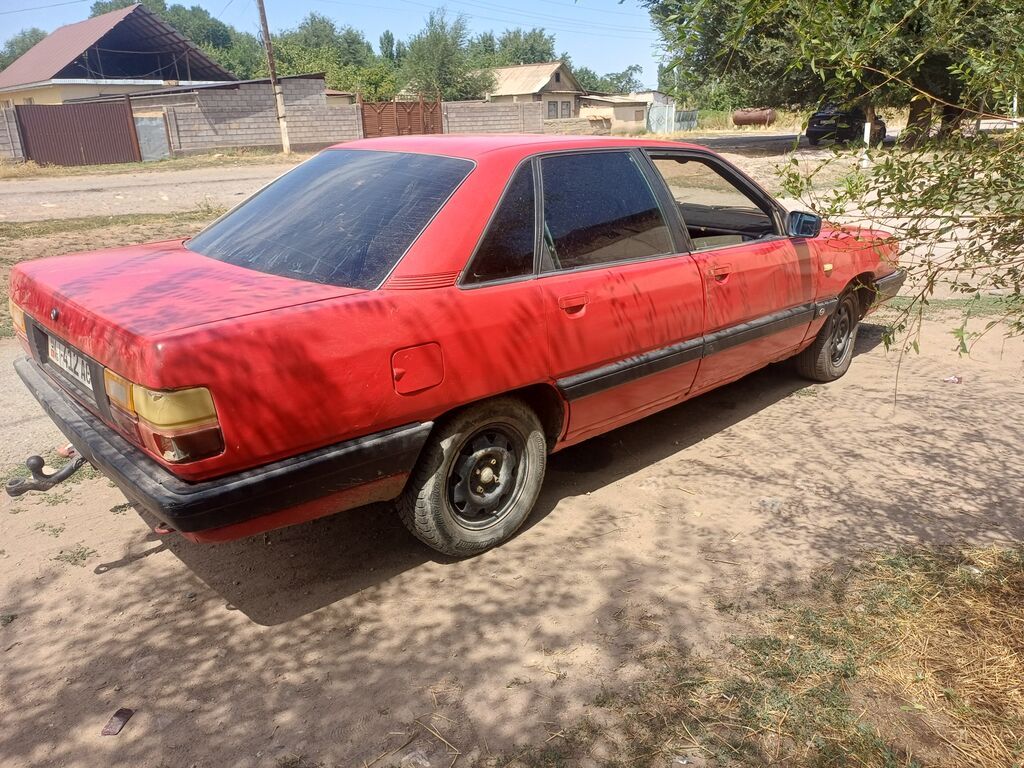 Audi 100: 1986 г., 2.2 л, Механика, Бензин, Седан: фото 5