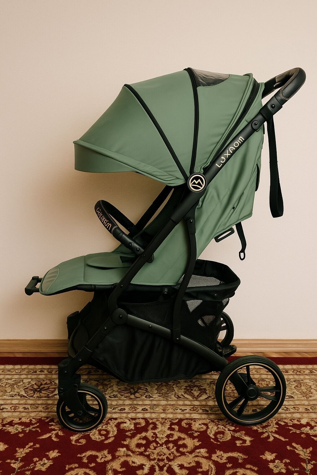 Коляска Luxmom оливкового цвета с черной рамой. Имеет регулируемый: фото 2