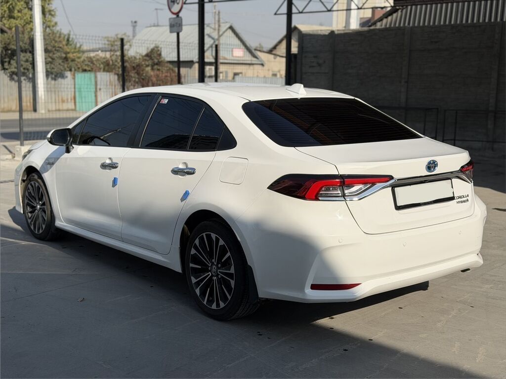Toyota Corolla: 2020 г., 1.8 л, Вариатор, Гибрид, Седан: фото 4
