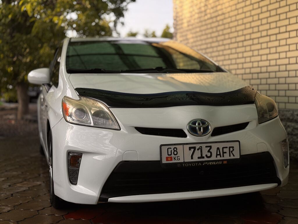 Toyota Prius: 2012 г., 1.8 л, Гибрид, Седан: фото 2