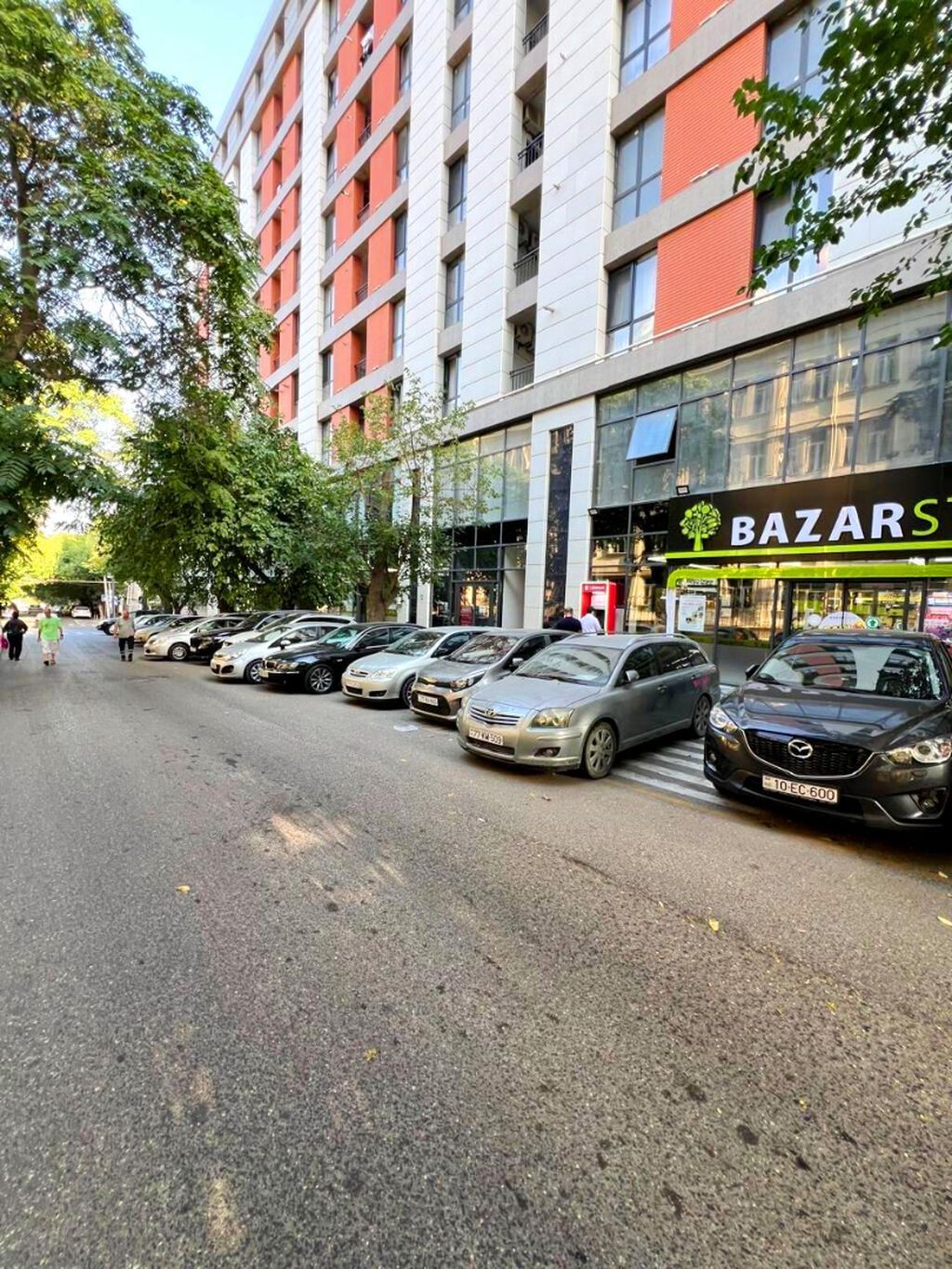 Nizami metrosuna piyada 3-4 dəqiqə məsafədə, Şəhərin ən prestijli