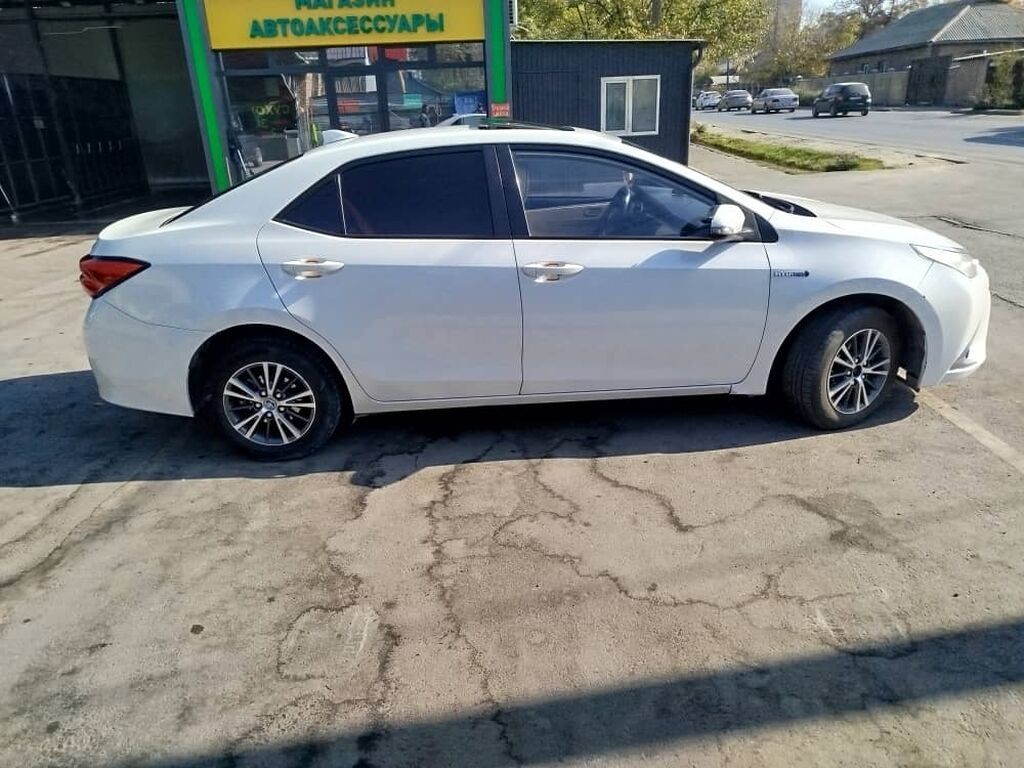 Toyota Corolla: 2016 г., 1.8 л, Робот, Гибрид, Седан: фото 6