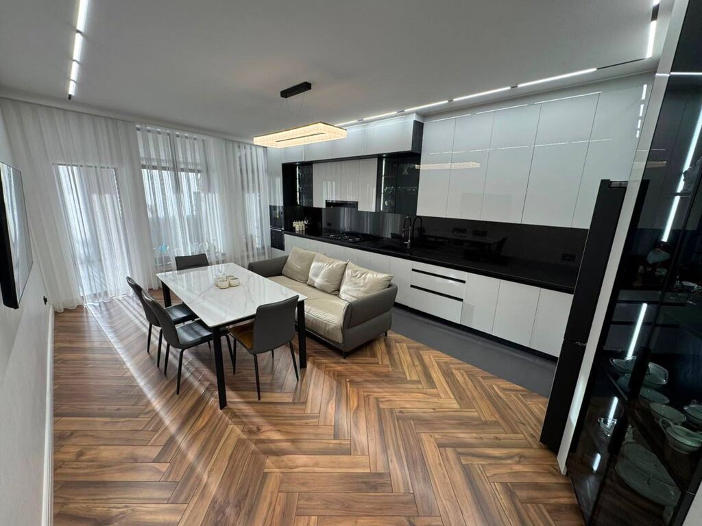 6 комнат и более, 320 м², 4 соток, Бишкек, Киргизия 1 Агентство недвижимости: фото 1