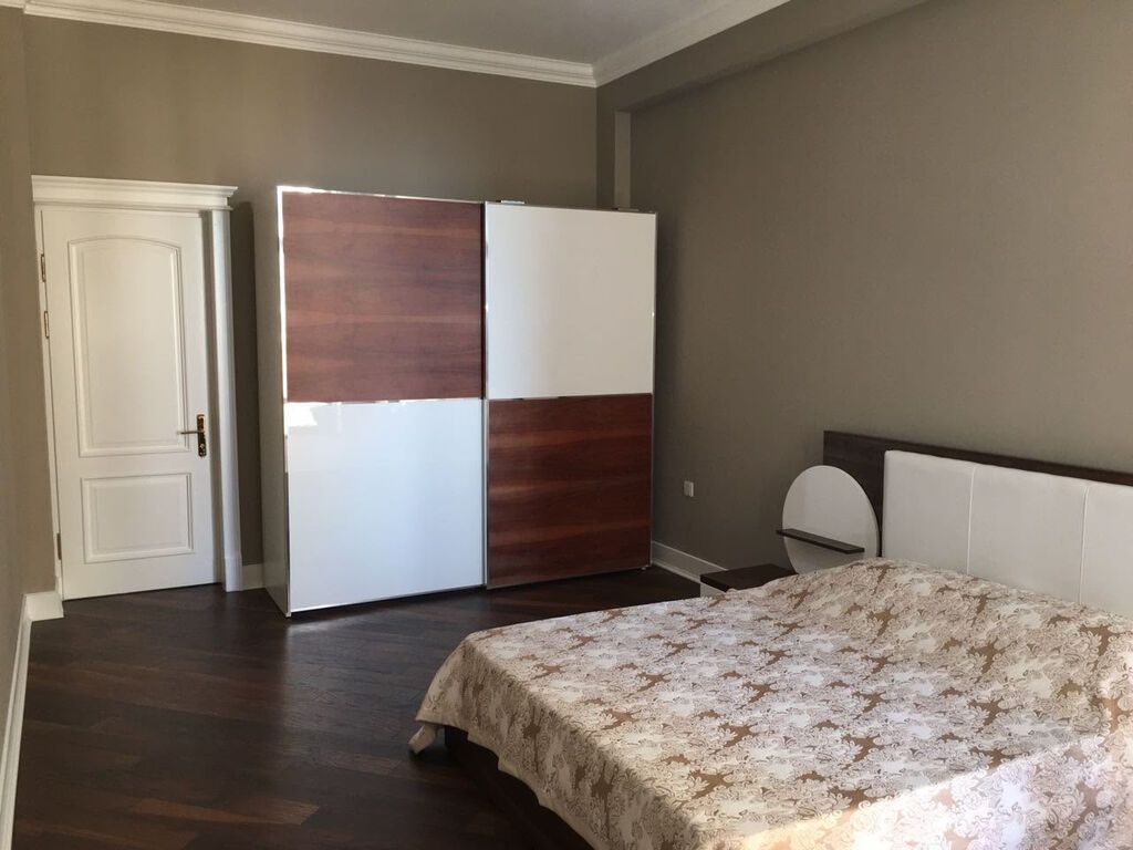 Şəhərin mərkəzində 3 otaqlı mənzil Mənzil 162 kv.m sahəyə malikdir