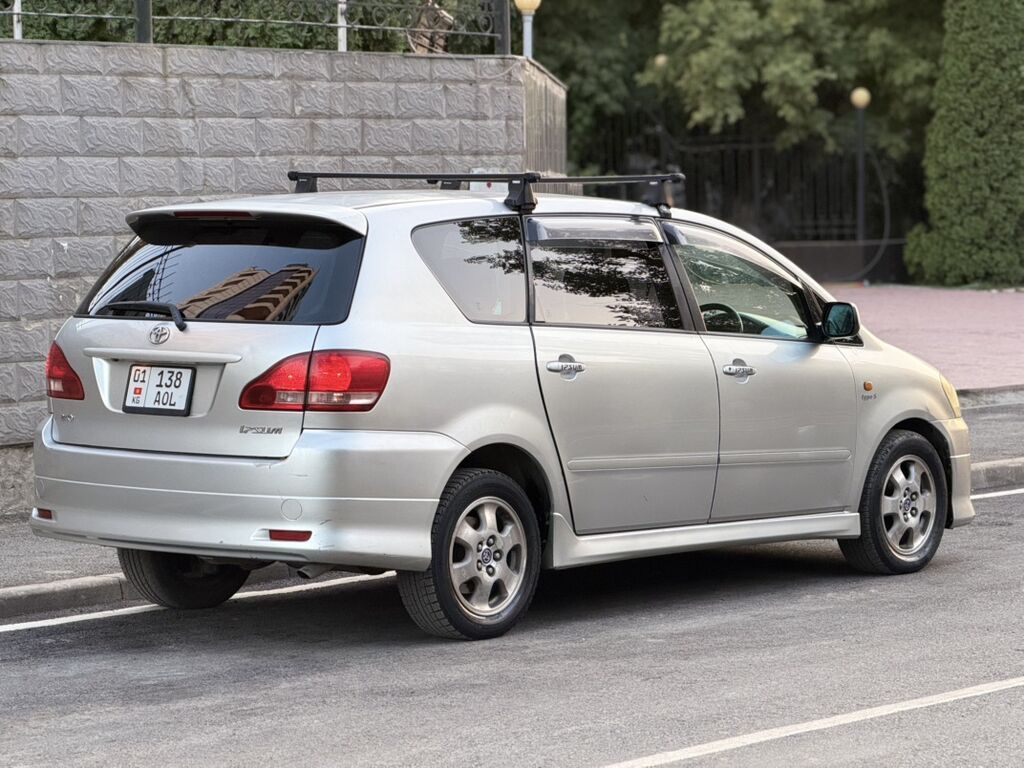 Toyota Ipsum: 2002 г., 2.4 л, Автомат, Бензин, Минивэн: фото 2
